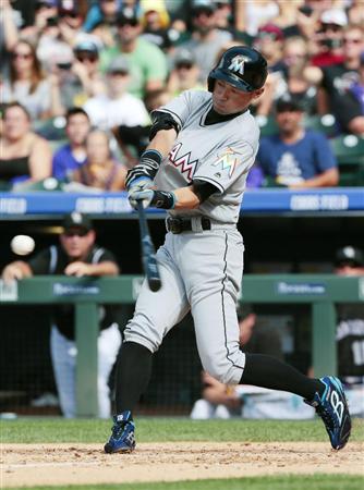ロッキーズ戦の７回、右越え三塁打を放ち米大リーグ通算３千安打を達成したマーリンズのイチロー外野手＝７日、デンバー（共同）
