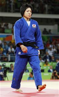 女子５２キロ級準決勝・コソボ選手に敗れ引き揚げる中村美里＝リオデジャネイロ（共同）
