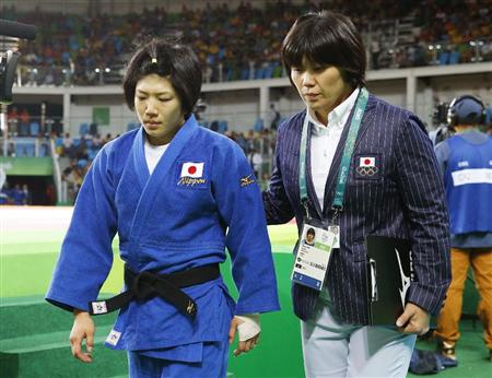 女子５２キロ級準決勝でコソボのケルメンディに敗れ引き揚げる中村美里。右は上野雅恵コーチ＝リオデジャネイロ（共同）