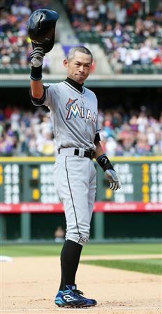 ロッキーズ戦の７回、米大リーグ通算３千安打を達成し、観客の声援に応えるマーリンズのイチロー外野手＝７日、デンバー（共同）