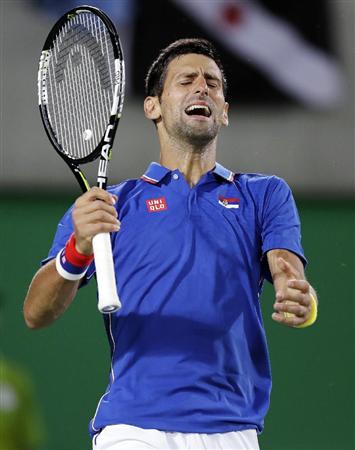 男子シングルス１回戦アルゼンチンのデルポトロ戦で、ポイントを失い悔しがるセルビアのノバク・ジョコビッチ。１回戦で敗退した＝リオデジャネイロ（ＡＰ）