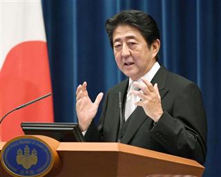 第３次安倍再改造内閣が発足し、記者会見する安倍首相＝３日、首相官邸