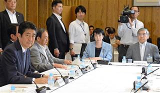 経済財政諮問会議に臨む安倍晋三首相(左)。右は日銀の黒田東彦総裁=8日午後、首相官邸(斎藤良雄撮影) 経済財政諮問会議に臨む安倍晋三首相(左)。右は日銀の黒田東彦総裁=8日午後、首相官邸(斎藤良雄撮影)