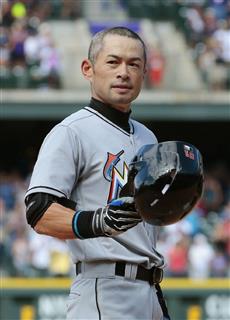 ロッキーズ戦の７回、メジャー通算３千安打を達成し、観客の声援にヘルメットを取って応えるマーリンズのイチロー＝デンバー（共同）