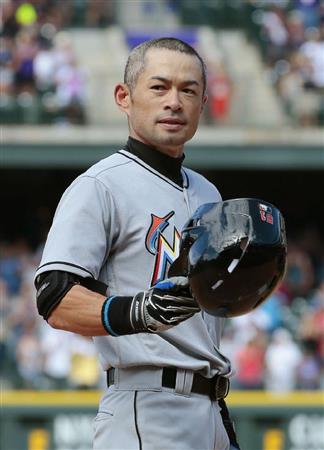 ロッキーズ戦の７回、メジャー通算３千安打を達成し、観客の声援にヘルメットを取って応えるマーリンズのイチロー＝デンバー（共同）