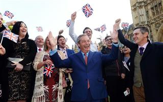 英国の欧州連合（ＥＵ）離脱の是非を問う国民投票で、離脱派の勝利を喜ぶ英国独立党のナイジェル・ファラージ党首（中央）＝６月２４日、ロンドン（ＡＰ）