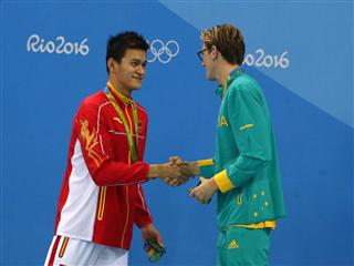 表彰式で握手する４００メートル自由形で金メダルのホートン（オーストラリア、右）と銀の孫楊（中国、左）＝６日、リオデジャネイロ（ロイター）