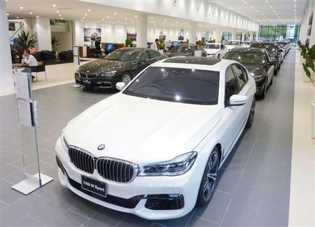 ＢＭＷの大型販売拠点「ＢＭＷグループ東京ベイ」に展示された車両＝６月、東京都江東区