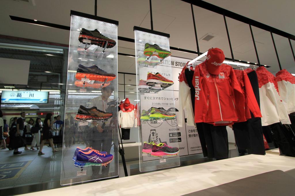 ９日オープンする「アシックスステーションストア品川」。リオ五輪日本代表のレプリカユニホームなどが販売される＝東京都港区の京浜急行電鉄品川駅