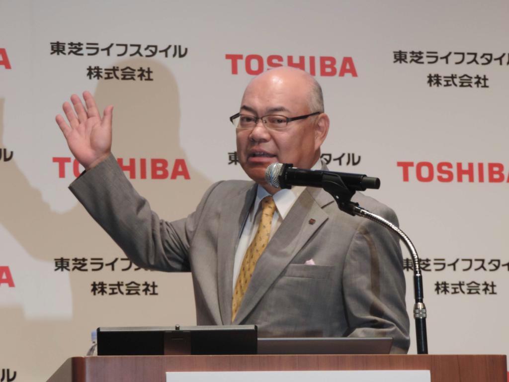 今後の白物家電事業について説明する東芝ライフスタイルの石渡敏郎社長＝８日、東京都千代田区