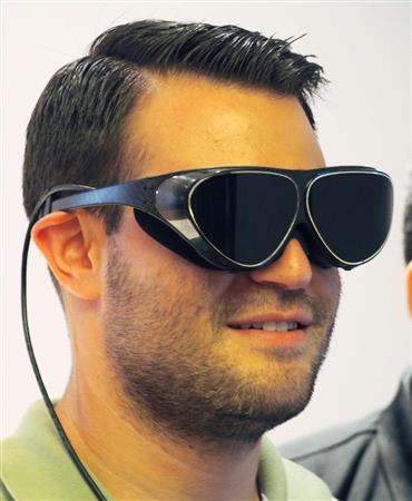 中国企業が報道陣に公開した「世界最軽量」のＶＲ端末を装着した男性＝８日、米ニューヨーク（共同）