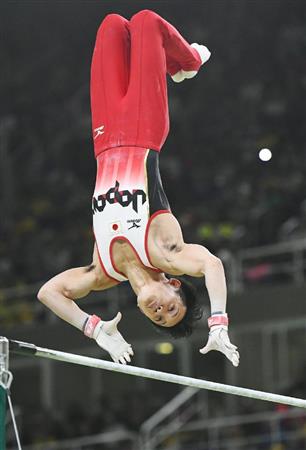 男子団体総合決勝田中佑典の鉄棒＝リオデジャネイロ（共同）