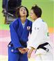 女子５７キロ級３位決定戦銅メダル獲得を決め、台湾の連珍羚（右）と握手する松本薫＝リオデジャネイロ（共同）