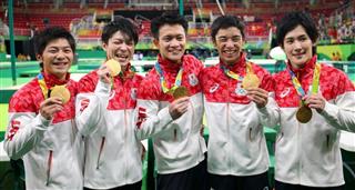 体操男子団体で優勝し、金メダルを手に笑顔の内村航平選手（左から２人目）ら日本チーム＝８日、リオ五輪アリーナ（大橋純人撮影）