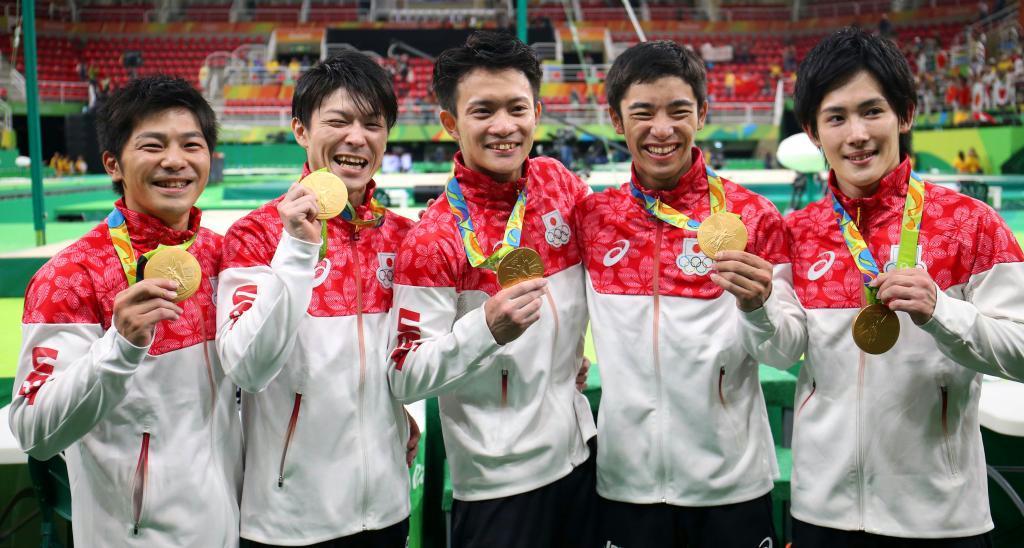 体操男子団体で優勝し、金メダルを手に笑顔の内村航平選手（左から２人目）ら日本チーム＝８日、リオ五輪アリーナ（大橋純人撮影）