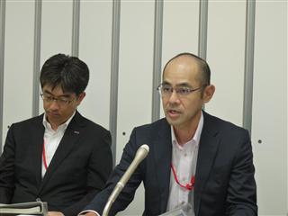 決算を発表する昭和シェル石油の坂田貴志執行役員=10日、東京都千代田区 決算を発表する昭和シェル石油の坂田貴志執行役員=10日、東京都千代田区