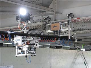 イクシスリサーチなどが開発した道路橋点検用ロボット=川崎市中原区 イクシスリサーチなどが開発した道路橋点検用ロボット=川崎市中原区
