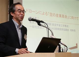 セミナーで話をする、日本ＵＡＳ産業振興協議会の鈴木真二理事長＝１０日、東京・大手町