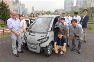 開発中の次世代小型電気自動車を囲む社員には、やる気がみなぎる=川崎市幸区のかわさき新産業創造センター 開発中の次世代小型電気自動車を囲む社員には、やる気がみなぎる=川崎市幸区のかわさき新産業創造センター