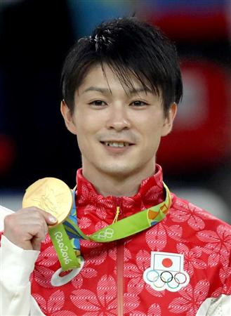 体操男子個人総合決勝金メダルを手に笑顔を見せる内村航平＝１０日、リオ五輪アリーナ（撮影・大橋純人）