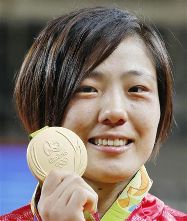 女子７０キロ級で優勝し、金メダルを掲げ笑顔の田知本遥＝リオデジャネイロ（共同）