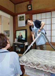 武蔵野市認定ヘルパーの岡崎千加子さん（右）。研修に参加したことが、介護の仕事をしたいと思うきっかけになった＝東京都武蔵野市