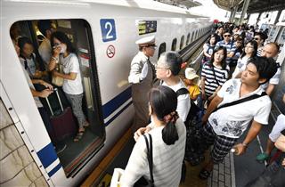 帰省客らで混雑するＪＲ新大阪駅の新幹線ホーム＝１１日午前