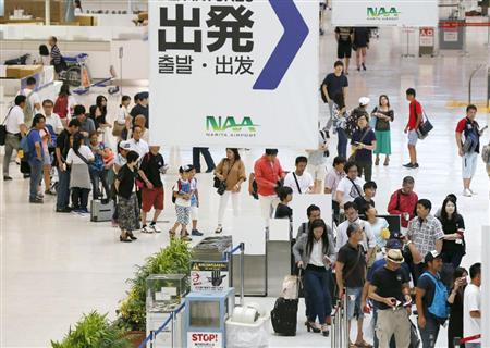 お盆を海外で過ごす人たちなどが列を作る成田空港の国際線出発口＝１１日午前