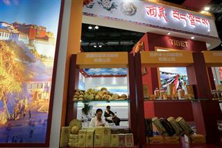 北京で５月下旬に開催された国際貿易の展示会で並んだ、チベット自治区の企業が出品した茶や健康食品などの商品。銀行は特別な優遇策で同自治区の経済発展を後押ししている（ＡＰ）