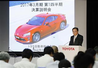 ２０１６年４～６月期連結決算について説明するトヨタ自動車の大竹哲也常務役員＝４日午後、東京都文京区