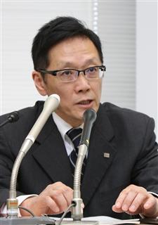 ２０１６年度第１四半期の決算発表を行う、東芝の平田政善代表執行役専務＝１２日、東京都千代田区（荻窪佳撮影）