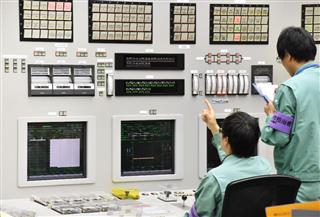 伊方原発３号機の中央制御室で、再稼働のための操作をする四国電力の社員＝１２日午前、愛媛県伊方町（四国電力提供）