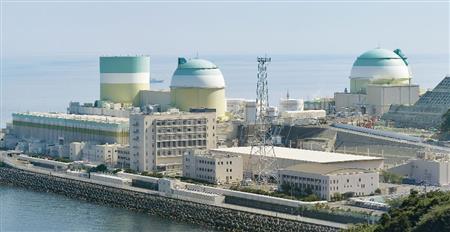 再稼働した四国電力伊方原発３号機（右）＝１２日午前９時１６分、愛媛県伊方町