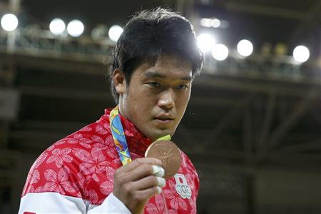 アルテム・ブロシェンコ（ウクライナ）に一本勝ちし、銅メダルを獲得した羽賀龍之介（旭化成）＝１１日、リオデジャネイロ（ロイター）