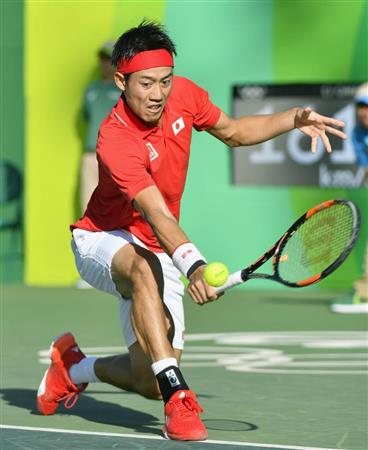 男子シングルス３回戦スロバキア選手にストレート勝ちした錦織圭＝リオデジャネイロ（共同）
