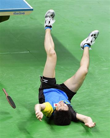 男子シングルスで日本人初となる銅メダルを決め、倒れ込んで喜ぶ水谷隼＝リオデジャネイロ（共同）