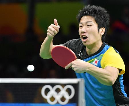 男子シングルス３位決定戦ベラルーシのサムソノフと対戦する水谷隼＝リオデジャネイロ（共同）