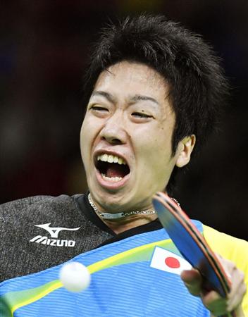 男子シングルス３位決定戦ベラルーシのサムソノフと対戦する水谷隼＝リオデジャネイロ（共同）