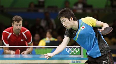 男子シングルス３位決定戦ベラルーシのサムソノフと対戦する水谷隼＝リオデジャネイロ（共同）