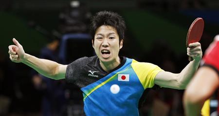 男子シングルス３位決定戦ベラルーシのサムソノフと対戦する水谷隼＝リオデジャネイロ（共同）