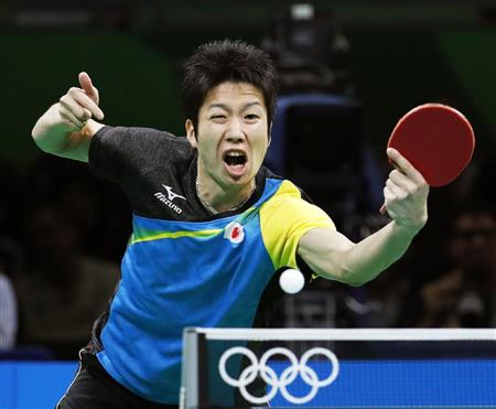 男子シングルス３位決定戦ベラルーシのサムソノフと対戦する水谷隼＝リオデジャネイロ（共同）