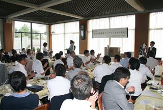 今年も９６人が参加。浄財は備品などに変え、府下の福祉施設に寄贈される