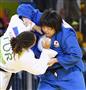 女子７８キロ超級３位決定戦トルコ選手（左）を攻める山部佳苗＝リオデジャネイロ（共同） 