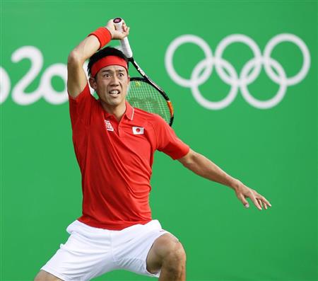 男子シングルス準々決勝フランス選手と対戦する錦織圭＝リオデジャネイロ（共同）