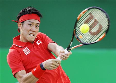 男子シングルス準々決勝フランス選手と対戦する錦織圭＝リオデジャネイロ（共同）