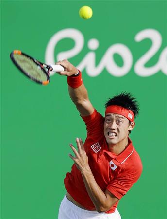 男子シングルス準々決勝サーブを放つ錦織圭＝リオデジャネイロ（共同）