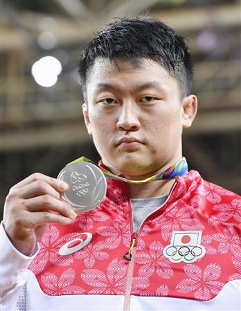 男子１００キロ超級で２位となり、銀メダルを掲げる原沢久喜＝リオデジャネイロ（共同）