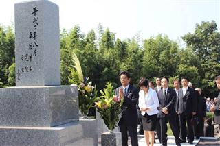 父の安倍晋太郎元外相の墓参りをする安倍晋三首相＝１３日午前、山口県長門市