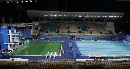 水が緑色に変色したマリア・レンク水泳センターのプール（左）＝リオデジャネイロ（ＡＰ）