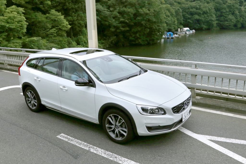 相模湖周辺を走るボルボ「Ｖ６０ クロスカントリー」